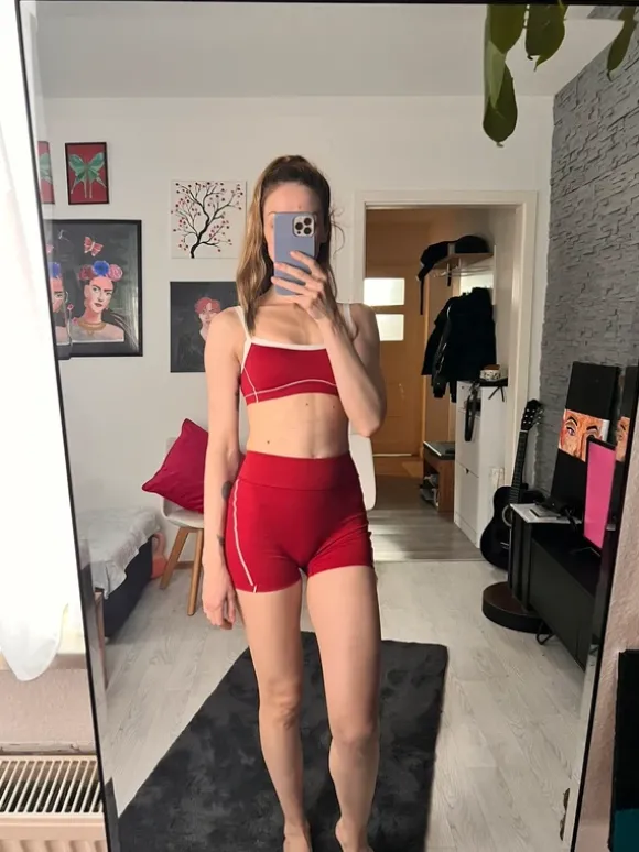 Rotes Sportset mit weißen Details