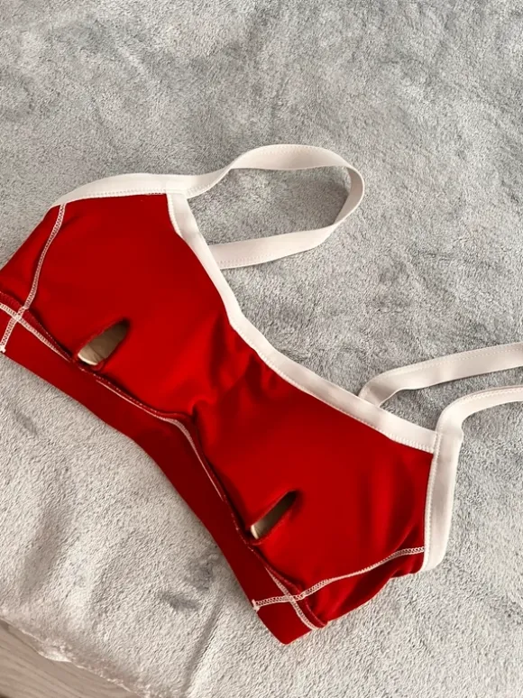 Rotes Sportset mit weißen Details