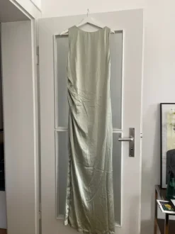 Satin Maxi-Kleid Salbeigrün