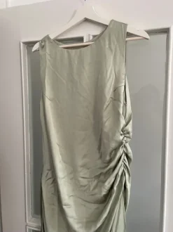 Satin Maxi-Kleid Salbeigrün