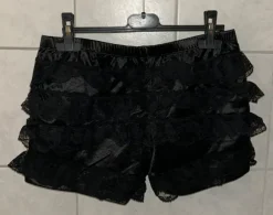 Satinhotpant mit Spitzenrüschen