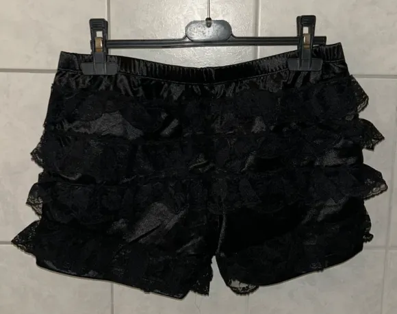 Satinhotpant mit Spitzenrüschen