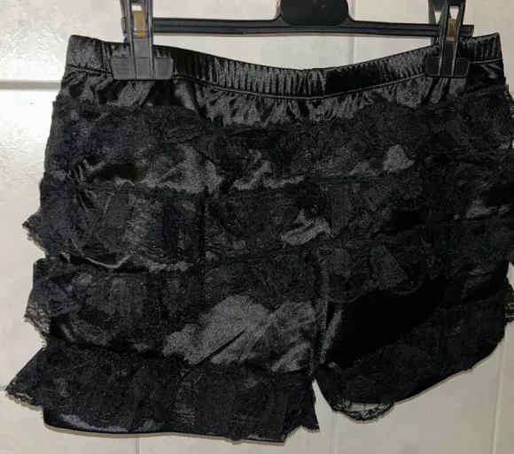 Satinhotpant mit Spitzenrüschen