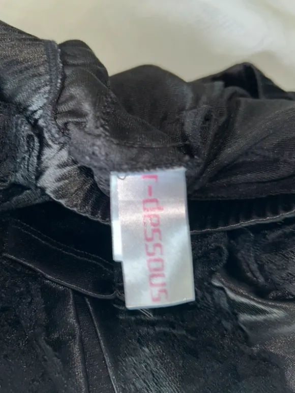 Satinhotpant mit Spitzenrüschen