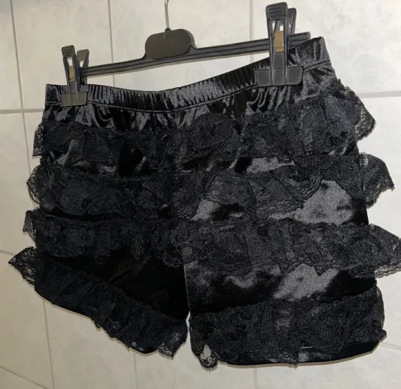 Satinhotpant mit Spitzenrüschen
