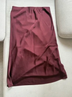 Satinrock Weinrot M H&M