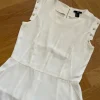 Schickes Top mit Nieten und Peplum