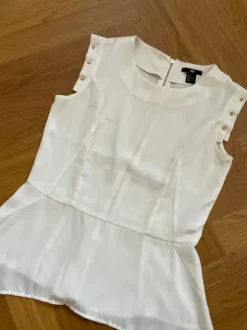 Schickes Top mit Nieten und Peplum
