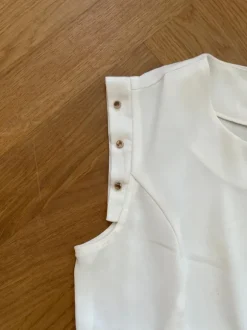 Schickes Top mit Nieten und Peplum