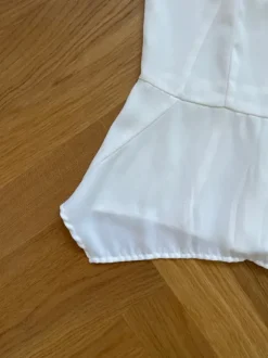 Schickes Top mit Nieten und Peplum