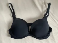 Schöner schwarzer Push-up BH 85B