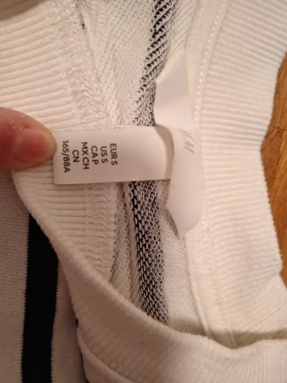 schöner, ästhetischer, gestreifter pulli