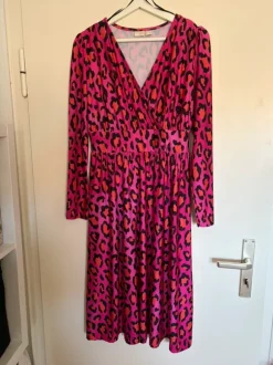 Schönes auffallendes Leo Kleid