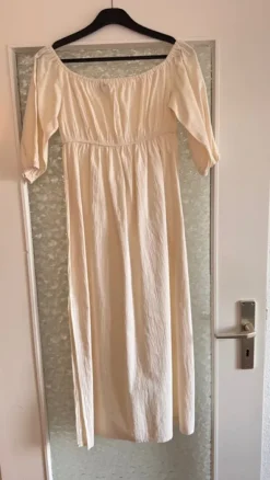 Schulterfreies langes Kleid