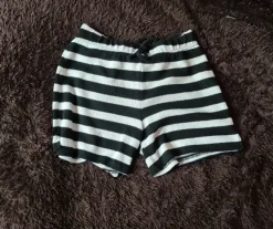 Schwarz weiß gestreifte kurze Sommerhose