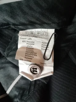 Schwarze Anzughose mit hellem Nadelstreifen Muster.