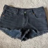 Schwarze Denim Shorts mit Fransen