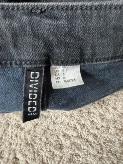 Schwarze Denim Shorts mit Fransen