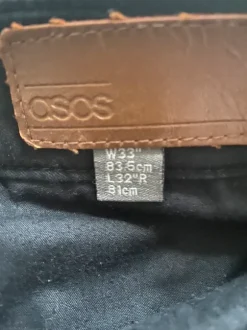 Schwarze Hose