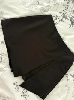 Schwarze Hose