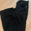 Schwarze Hose mit Schlag