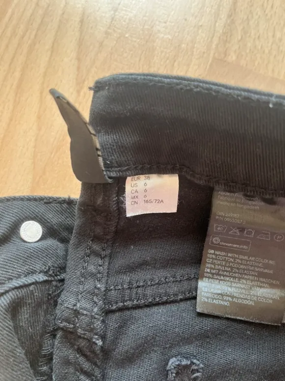 Schwarze Hose mit Schlag
