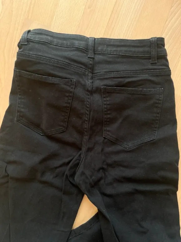 Schwarze Hose mit Schlag