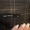 Schwarze karierte knielange Stoffhose mit Gürtel