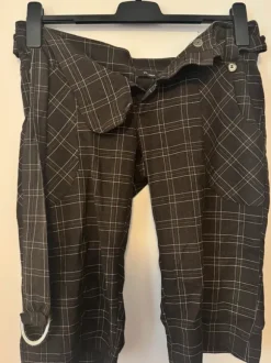 Schwarze karierte knielange Stoffhose mit Gürtel