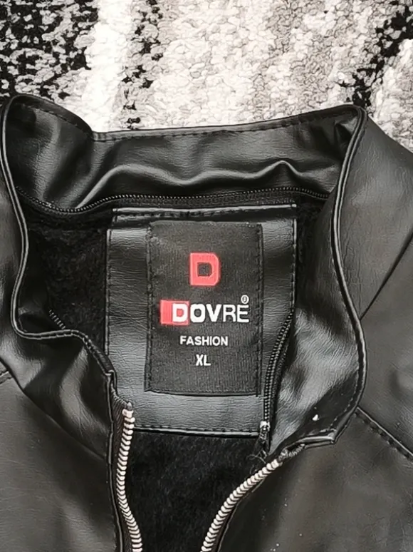Schwarze Kunstlederjacke mit Teddyfutter
