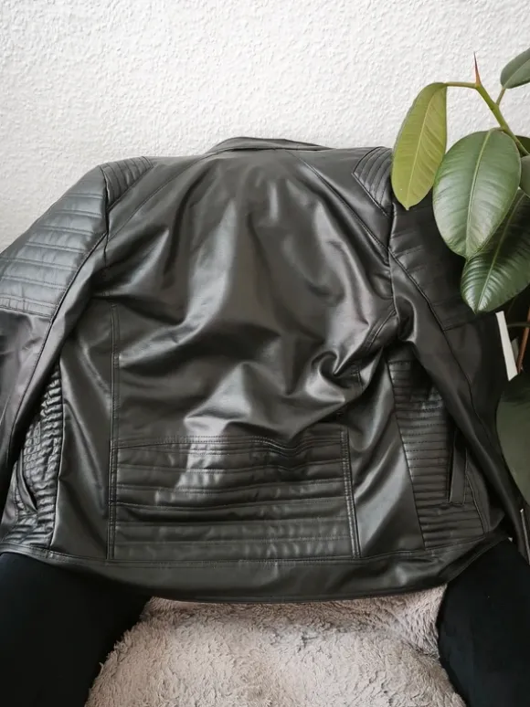 Schwarze Kunstlederjacke mit Teddyfutter