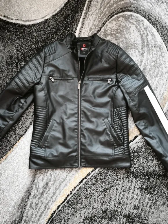 Schwarze Kunstlederjacke mit Teddyfutter
