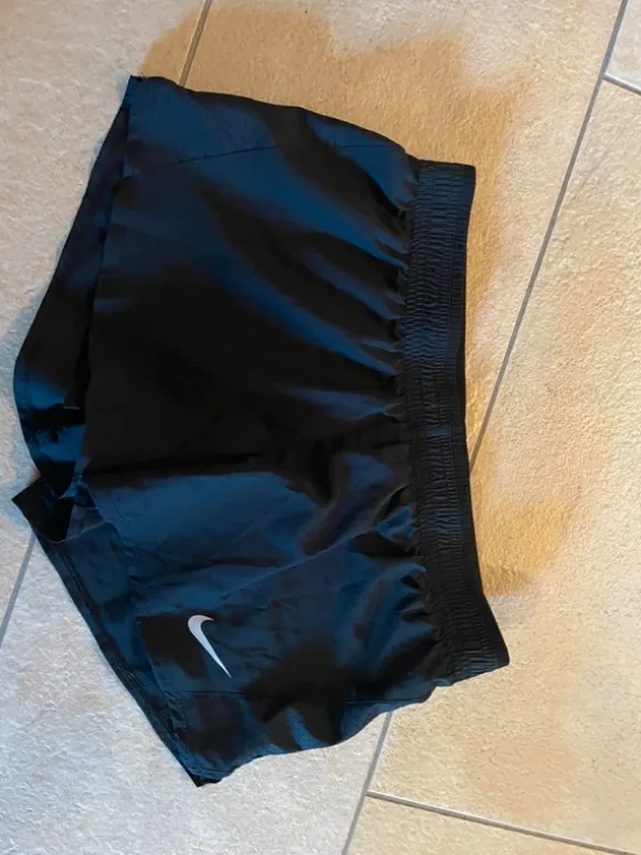 Schwarze kurze Sporthoseđ€