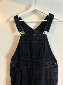 Schwarze Latzhose