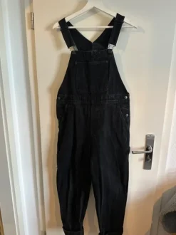 Schwarze Latzhose