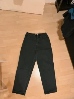 Schwarze lockere, leichte Jeanshose
