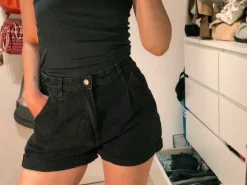 Schwarze Mom Jeansshorts, unten gekrämpelt, black danim, high waist