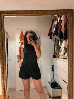Schwarze Mom Jeansshorts, unten gekrämpelt, black danim, high waist