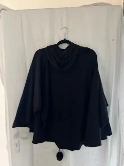 Schwarze Poncho Pullover mit bommel S/M