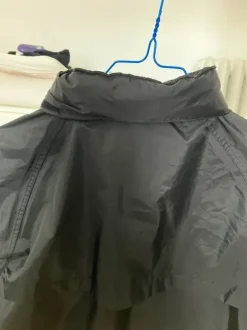 Schwarze Regenjacke