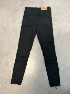 Schwarze Röhrenjeans von Na-kd