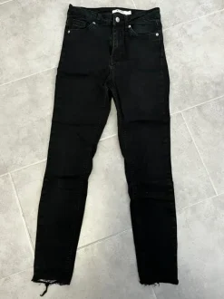 Schwarze Röhrenjeans von Na-kd