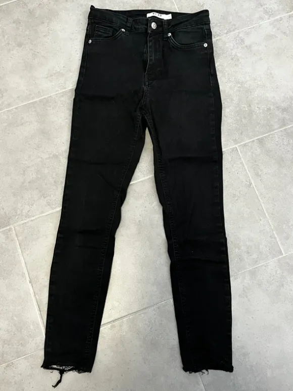 Schwarze Röhrenjeans von Na-kd