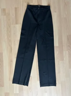 Schwarze Stoffhose mit Straight Leg & High Waist