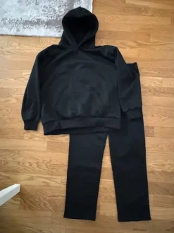 Schwarzer baggy tracksuit