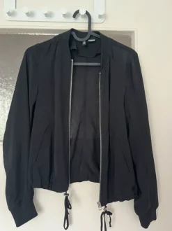 Schwarzer Blouson