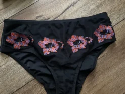 Schwarzer Boho Bikini mit Blumenstickerei