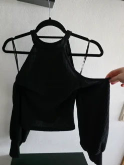 Schwarzer Cutout Pullover