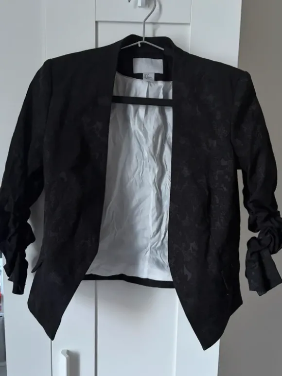 Schwarzer Dreiviertel Blazer mit Muster von H&M