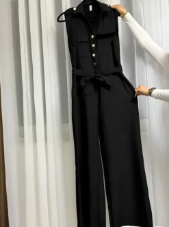 Schwarzer eleganter Jumpsuit mit goldenen Knöpfen